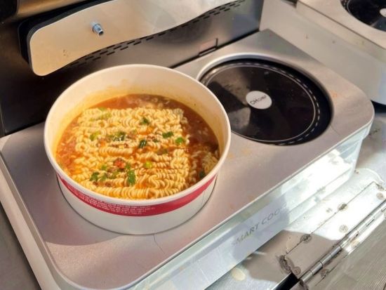 漢江公園ピクニックツアー　漢江ラーメン＆ビールで乾杯！人気のデパート「ザ・現代ソウル」にて解散＜最大4名／ピクニックセット付き／日本語ガイド＞