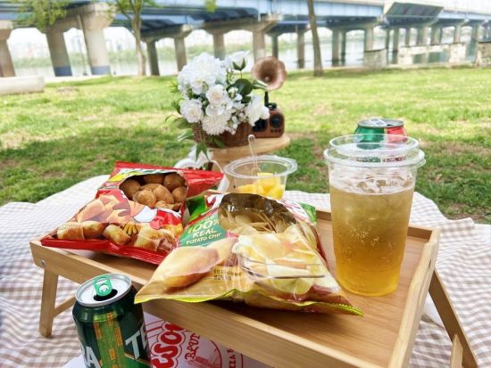 漢江公園ピクニックツアー　漢江ラーメン＆ビールで乾杯！人気のデパート「ザ・現代ソウル」にて解散＜最大4名／ピクニックセット付き／日本語ガイド＞