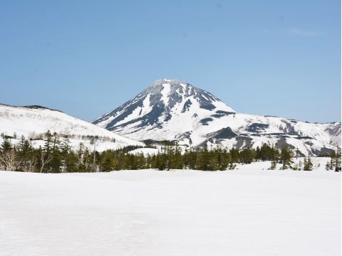 ゴールデンウィーク限定　知床スノートレッキング　残雪が残る羅臼湖へスノーシューでLet‘Go♪ 雪遊びもできちゃう！＜4月27日～5月9日／送迎付／ウトロ温泉＞