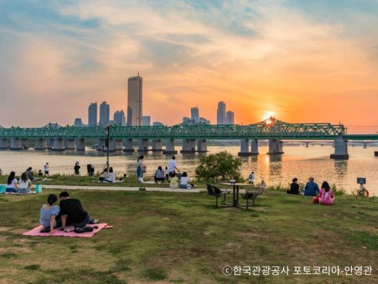 漢江公園ピクニックツアー　漢江ラーメン＆ビールで乾杯！人気のデパート「ザ・現代ソウル」にて解散＜最大4名／ピクニックセット付き／日本語ガイド＞