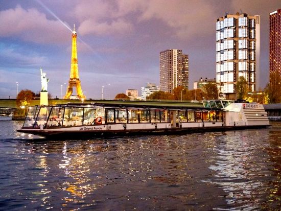 セーヌ川ディナークルーズ予約　パリ・セーヌ　窓際席プランあり＜18:45または21:15発／3コースディナー／ソルフェリーノ河川港集合＞*当日予約OK