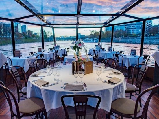 セーヌ川ディナークルーズ予約　パリ・セーヌ　窓際席プランあり＜18:45または21:15発／3コースディナー／ソルフェリーノ河川港集合＞*当日予約OK