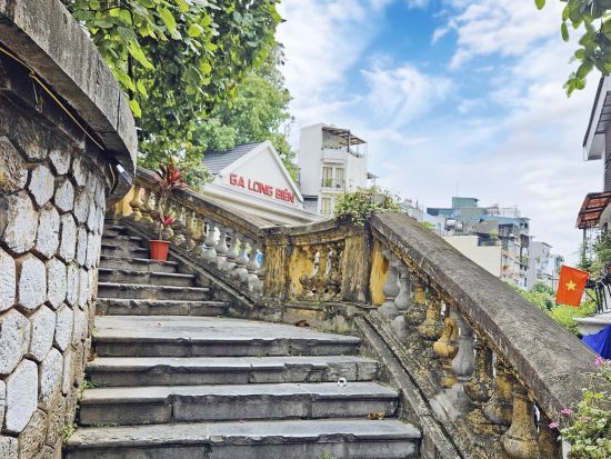 鉄道カフェとハノイ壁画アートツアー　アオザイレンタル＆シクロ体験も楽しめる ＜日本語ガイド＞