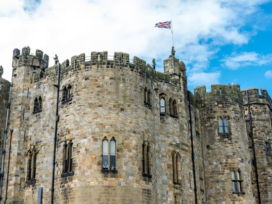 UK_Alnwick Castle_pixta_36235731_M