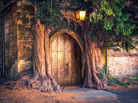 Cotswolds_St Edward's Church_AdobeStock_526388813