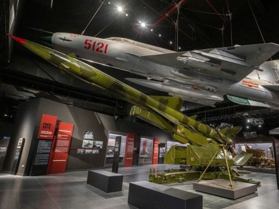 ハノイ歴史探訪ツアー　軍事歴史博物館＆ホアロー収容所を見学 ＜英語または日本語ガイド＞