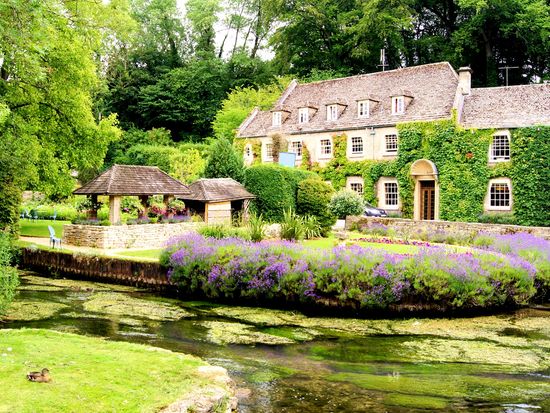 England_Cotswold_Bibury_Swan Hotel_shutterstock_93772714