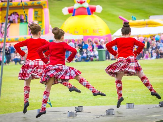 スコットランドの伝統 ハイランドゲーム観戦ツアー　格式高きブレイマーギャザリング観戦チャンスも！＜5～9月／英語ドライバーガイド／エジンバラ発＞