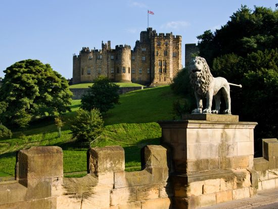 イングランド日帰りツアー　『ハリー・ポッター』の世界が広がるアニック城＆海辺の村バンバラを満喫＜英語ドライバーガイド／エジンバラ発＞