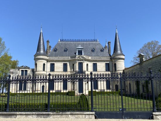 ボルドー　メドック地区またはサン・テミリオン地区 　格付けシャトーを訪問する半日ツアー＜日本語ドライバー／ボルドー発着＞