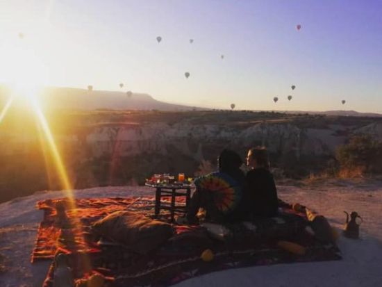 世界遺産カッパドキア　気球を見ながらトルコ式朝食を　ジープサファリプランあり＜貸切／送迎付／カッパドキア発＞*前日まで予約受付中