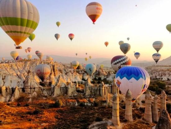 世界遺産カッパドキア　熱気球フライト見学ツアー　朝日に包まれる絶景を地上から鑑賞＜混載／送迎付／カッパドキア発＞*前日まで予約受付中