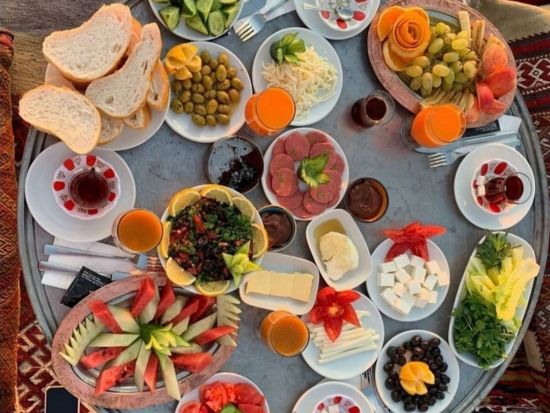 世界遺産カッパドキア　気球を見ながらトルコ式朝食を　ジープサファリプランあり＜貸切／送迎付／カッパドキア発＞*前日まで予約受付中