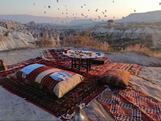 世界遺産カッパドキア　気球を見ながらトルコ式朝食を　ジープサファリプランあり＜貸切／送迎付／カッパドキア発＞*前日まで予約受付中