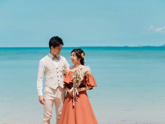 ビーチフォトウェディング シンプルビーチプラン 沖縄の美しい海と白砂がふたりの特別な1日を彩る＜120カット／衣装・メイク・小物レンタル付／3時間半／沖縄＞
