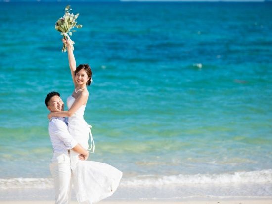 ビーチフォトウェディング シンプルビーチプラン 沖縄の美しい海と白砂がふたりの特別な1日を彩る＜120カット／衣装・メイク・小物レンタル付／3時間半／沖縄＞