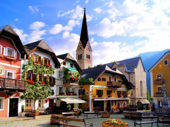 Austria_Hallstatt_Quaint Square_Lutheran Church_123RF_19424138
