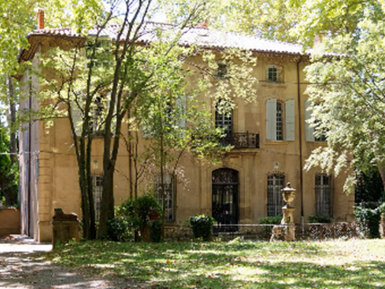 セザンヌゆかりの地を公認日本語ガイドと巡る　レ・ローブの丘＋シャトー・ノワールなど＜貸切／4時間／日本語／マルセイユまたはエクス・アン・プロヴァンス発＞