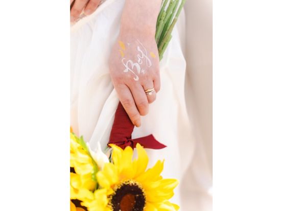 マタニティフォトウェディング 屋内＆ビーチ撮影 青い海と空に囲まれた沖縄で叶える心に残るフォト撮影＜100カット／衣装・メイク・小物レンタル付／3時間半／沖縄＞