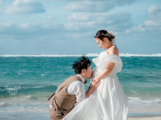 マタニティフォトウェディング 屋内＆ビーチ撮影 青い海と空に囲まれた沖縄で叶える心に残るフォト撮影＜100カット／衣装・メイク・小物レンタル付／3時間半／沖縄＞
