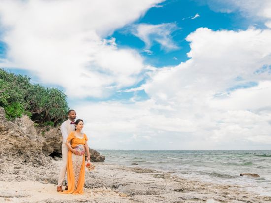 マタニティフォトウェディング 屋内＆ビーチ撮影 青い海と空に囲まれた沖縄で叶える心に残るフォト撮影＜100カット／衣装・メイク・小物レンタル付／3時間半／沖縄＞