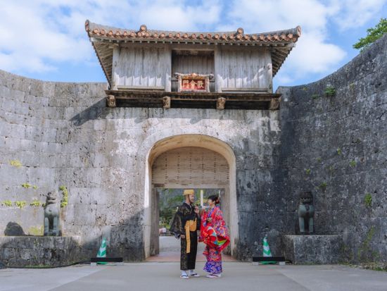 琉装1ロケ ウェディングフォト 遺産や古民家など選べるロケーション ＜100カット／衣装・メイク・小物レンタル付／4時間／沖縄＞