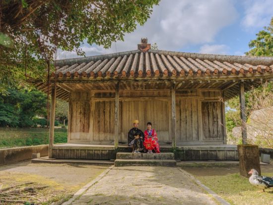 琉装1ロケ ウェディングフォト 遺産や古民家など選べるロケーション ＜100カット／衣装・メイク・小物レンタル付／4時間／沖縄＞