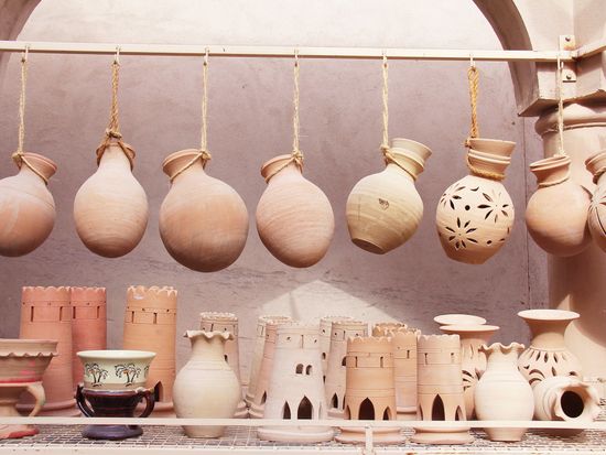 Pottery in Nizwa market, Oman - Pixabay
