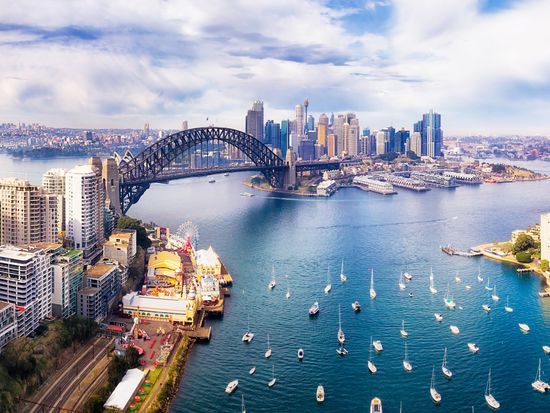 Australia_Sydney_CBD_shutterstock_1028645098