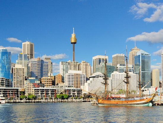 Australia_Sydney_Darling Harbour_tower_shutterstock_163437845