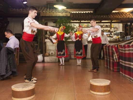 ブルガリア伝統文化体験付きディナーショー　選べるレストランで楽しむ民族音楽と踊り＋市内夜景ドライブ＜貸切／英語または日本語ガイド選択可／ソフィア発＞