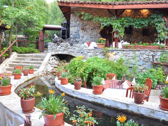 ブルガリア伝統文化体験付きディナーショー　選べるレストランで楽しむ民族音楽と踊り＋市内夜景ドライブ＜貸切／英語または日本語ガイド選択可／ソフィア発＞