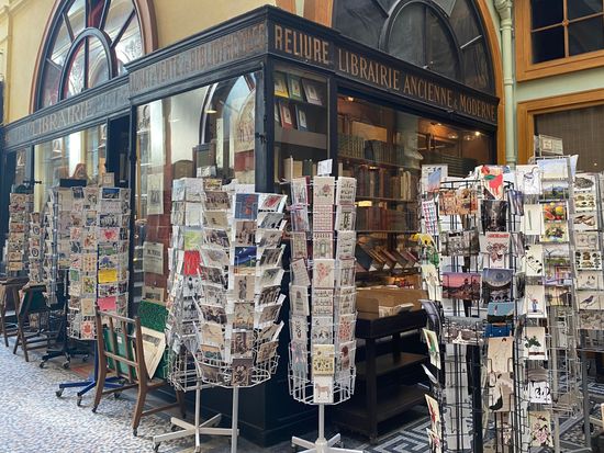 絵葉書と本屋 角から
