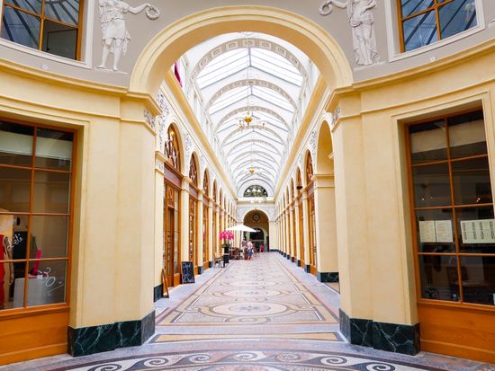 Galerie Vivienne_pixta_56587586_M