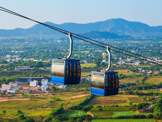 India_Savitri Temple cable car_pixta_66392974