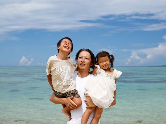 ファミリーフォトツアー 石垣島在住ママカメラマンがバッチリ撮影！家族旅行の思い出の瞬間を切り取ろう ＜お子様無料プランあり／2～3時間＞