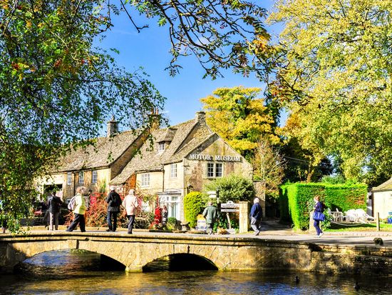 UK_Cotswolds_Bourton-on-the-Waterpixta_94394914_L