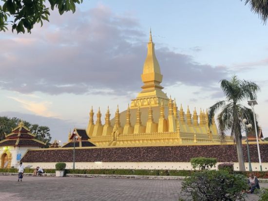 ビエンチャン半日観光ツアー　ブッダパーク＋タート・ダム＋凱旋門パトゥーサイ＋黄金の仏塔＜混載／英語ガイド／ビエンチャン発＞