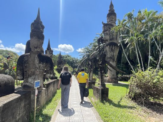 ビエンチャン市内1日観光ツアー　寺院巡り＋ブッダパーク＋黄金の仏塔＋凱旋門パトゥーサイ＜混載／英語ガイド／ビエンチャン発／貸切＆日本語ガイドプランあり＞