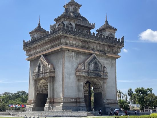 ビエンチャン市内1日観光ツアー　寺院巡り＋ブッダパーク＋黄金の仏塔＋凱旋門パトゥーサイ＜混載／英語ガイド／ビエンチャン発／貸切＆日本語ガイドプランあり＞