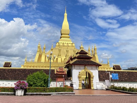 ビエンチャン市内1日観光ツアー　寺院巡り＋ブッダパーク＋黄金の仏塔＋凱旋門パトゥーサイ＜混載／英語ガイド／ビエンチャン発／貸切＆日本語ガイドプランあり＞