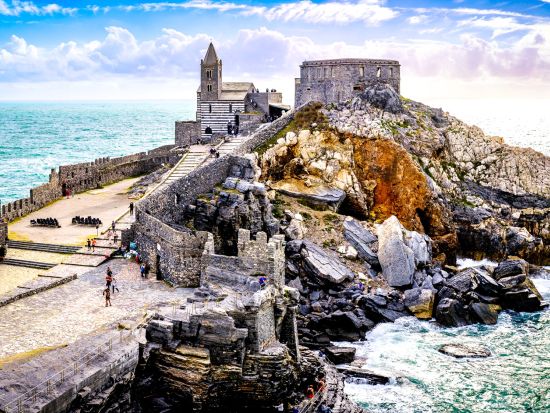 イタリア感動旅！チンクエテッレ日帰り観光ツアー＜4～11月／英語／ミラノ発＞