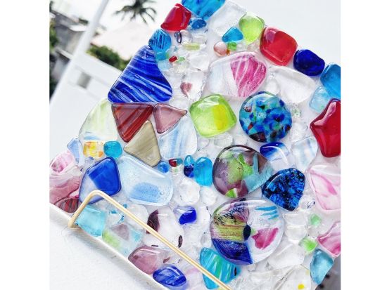 琉球ガラスカレット アートボード手作り体験 カラフルなガラスで自由に装飾！家族や友人との思い出作りにオススメに◎＜午後／約1時間／沖縄本島／国際通り＞