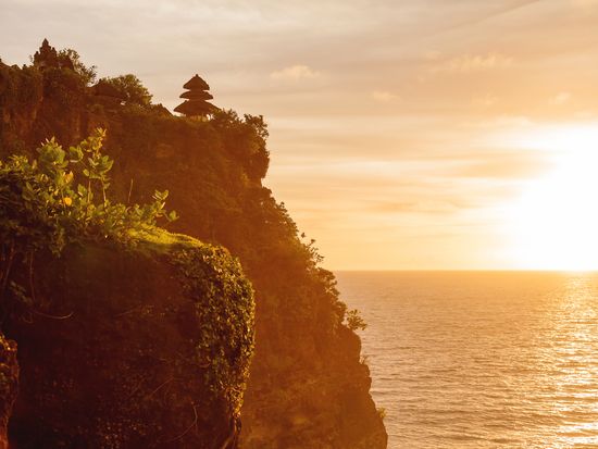 Bali_Pura Uluwatu_Sunset_shutterstock_701380366