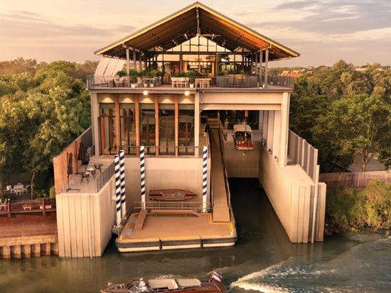 ワンダーブルー・クラシック・ボートハウス