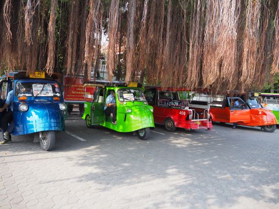バンコク発アユタヤ直通シャトルバス　アユタヤ遺跡の自由散策におすすめ＜半日／選べる出発時間＞