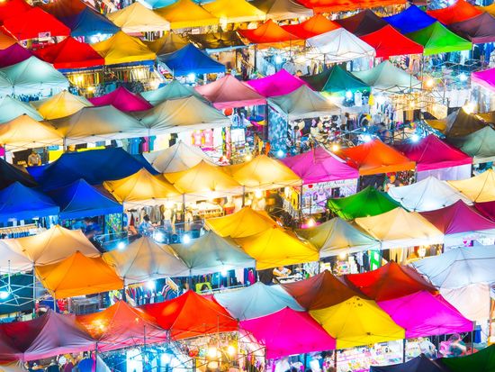 Thailand_Bangkok_Ratchada Train Market_shutterstock_633535481