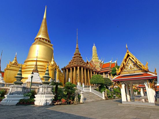 Thailand_Bangkok_Wat Phra Kaew_shutterstock_129053729
