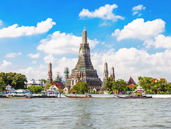 Thailand_Bangkok_Chao Phraya River_Wat Arun_Boat_shutterstock_661831759