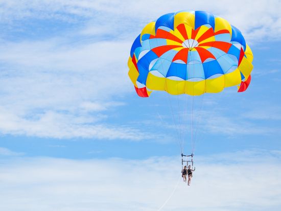 パラセーリング　マクタン島で空中散歩　人気の「ベルスパ」アロママッサージ付きプラン＆ランチ付きプランあり＜送迎手配可／日本語対応＞